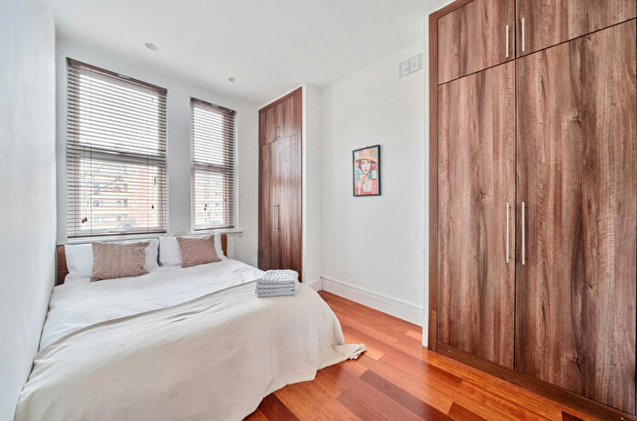 2 Bedroom Apartment For Sale In Tufnell Park Road, London, N7