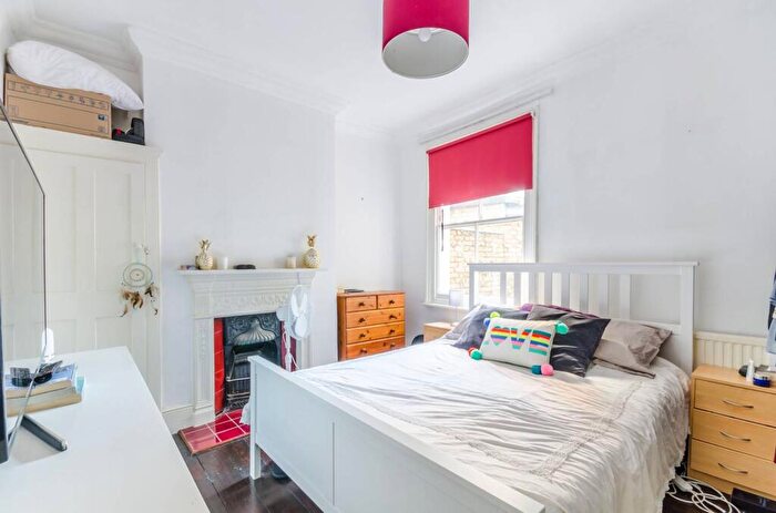 2 Bedroom Flat To Rent In Bedford Hill, Balham, London, SW12