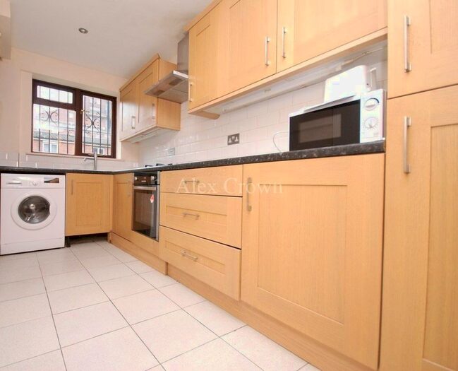 4 Bedroom Flat To Rent In Graham Road, London, E8