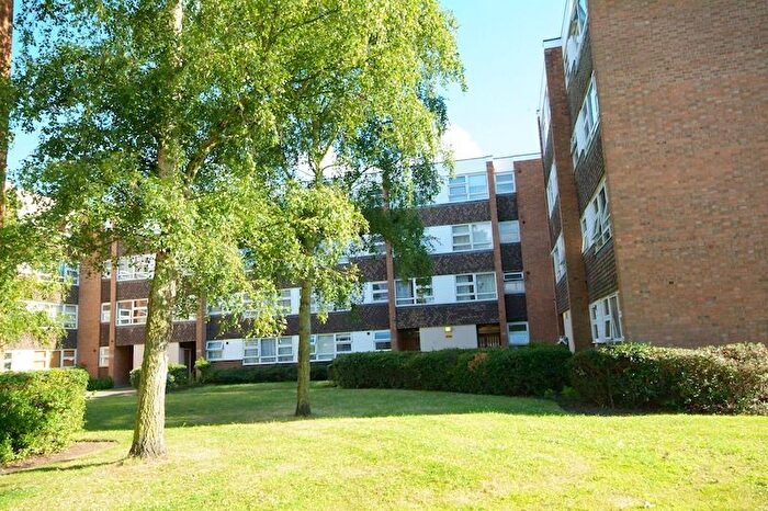 3 Bedroom Flat To Rent In Keeling House, Teddington, London, TW11