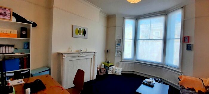 1 Bedroom Flat To Rent In Ellerslie Road, London, W12