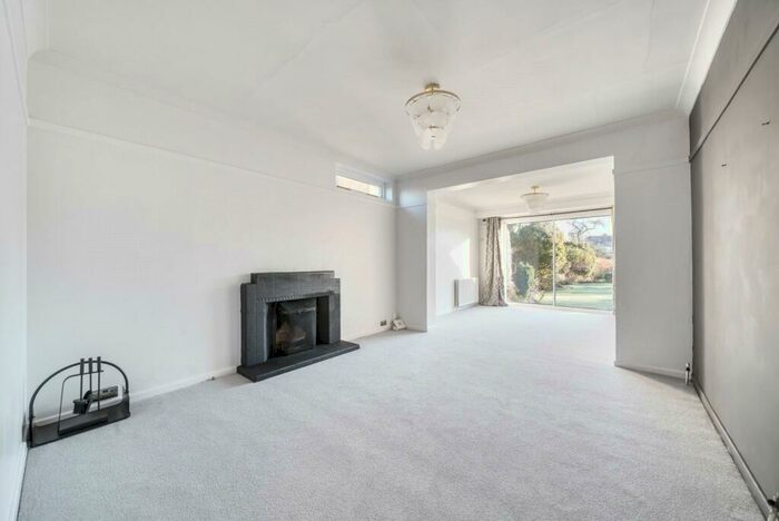 4 Bedroom Detached House To Rent In Ennismore Gardens, Thames Ditton, KT7