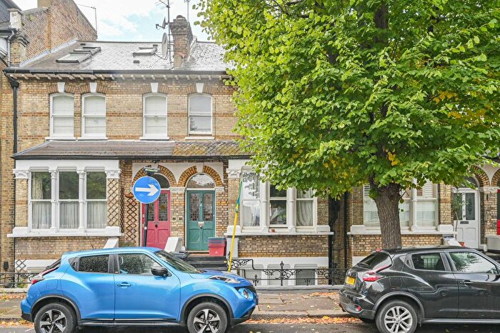 1 Bedroom Flat To Rent In Linden Gardens, Chiswick, London, W4