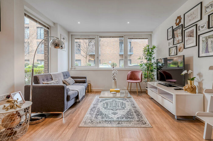 1 Bedroom Flat For Sale In Whiting Way, London, SE16