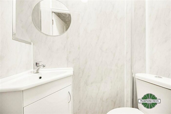 3 Bedroom Flat To Rent In Pinchin Street, E1