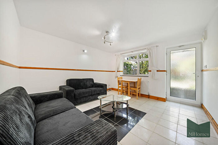 2 Bedroom Detached Bungalow To Rent In Durnsford Road, Bounds Green, N11