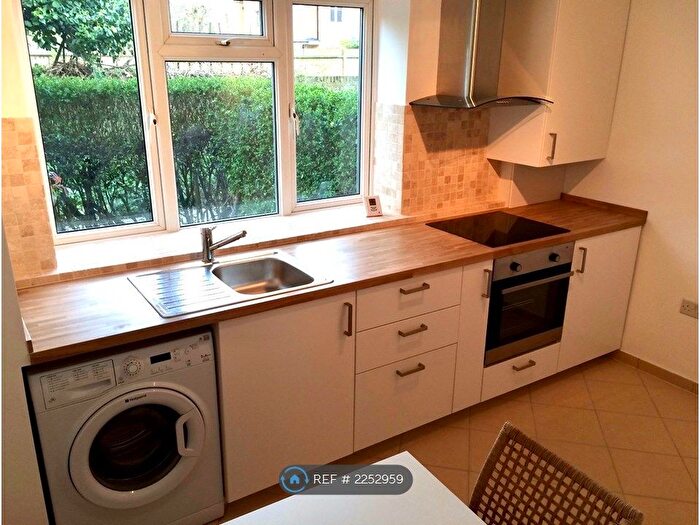 3 Bedroom Flat To Rent In Earlham Grove, London, E7