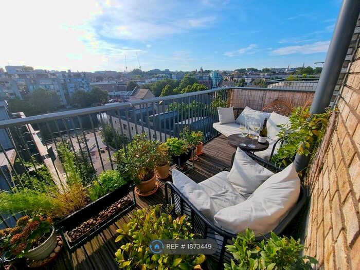 3 Bedroom Maisonette To Rent In Crest Buildings, London, N1