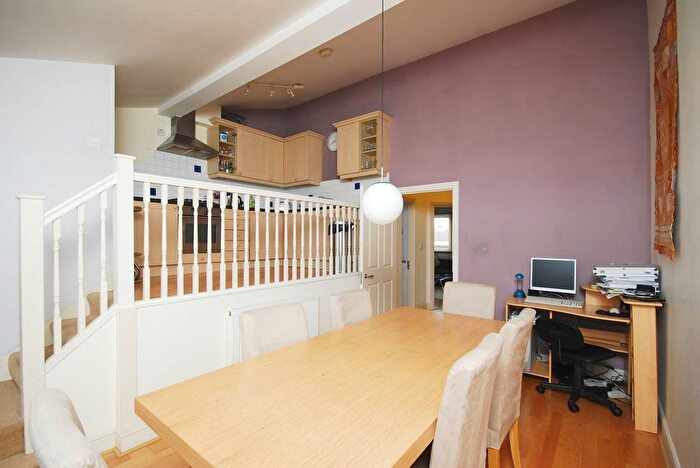 2 Bedroom Flat To Rent In Balham High Road, Balham, London, SW17
