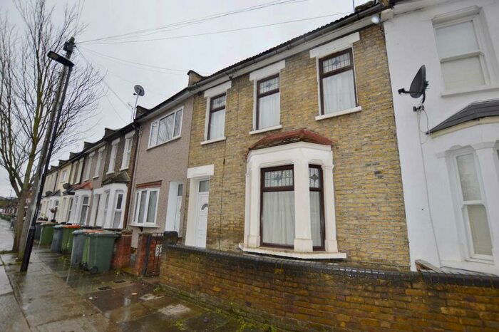 2 Bedroom House To Rent In Pond Road, Stratford, E15