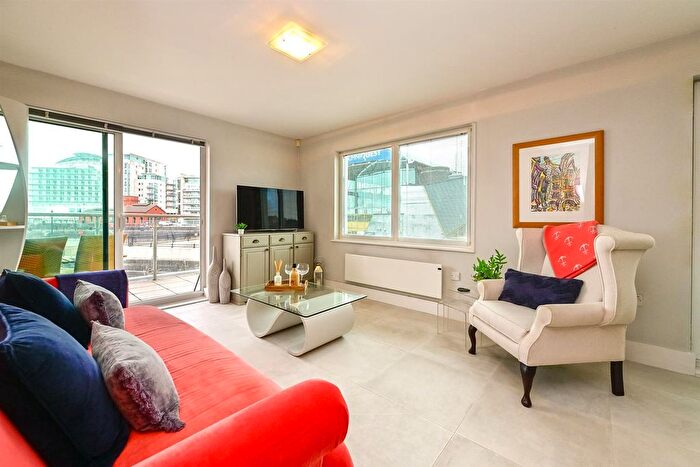 2 Bedroom Flat To Rent In Harbour Point, Stuart Street, Cardiff, CF10