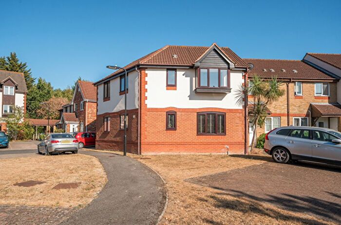 2 Bedroom Maisonette For Sale In Dundonald Close, Waterside Park, Southampton, Hampshire, SO19