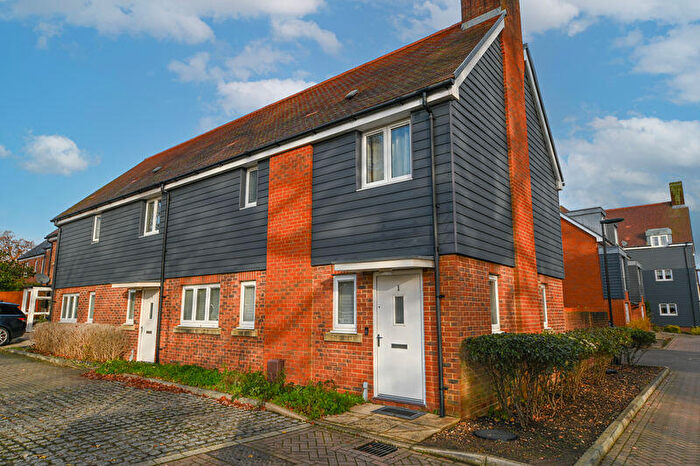 3 Bedroom End Of Terrace House For Sale In Gardener Close, Waterlooville, PO7