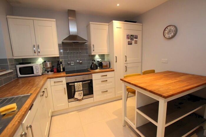 2 Bedroom Apartment To Rent In Clumber Court, Clumber Crescent South, NG7