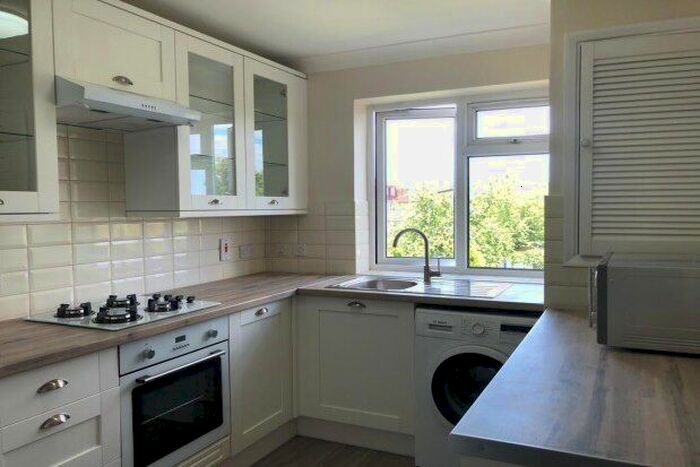 2 Bedroom Flat To Rent In Durham Avenue, Woodford Green, IG8
