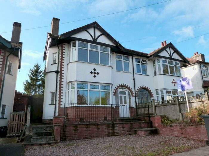 3 Bedroom Semi-Detached House To Rent In Old Oak Road, Kings Norton, B38