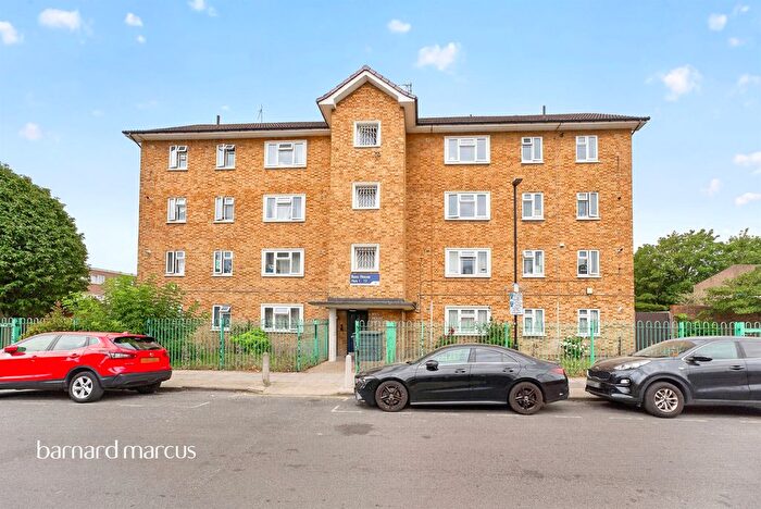 2 Bedroom Flat For Sale In Orchard Place, London, N17