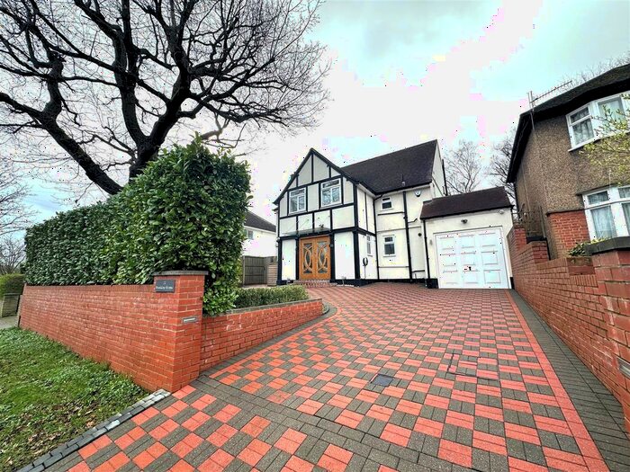 5 Bedroom Detached House To Rent In Brookdene Avenue, Watford, WD19