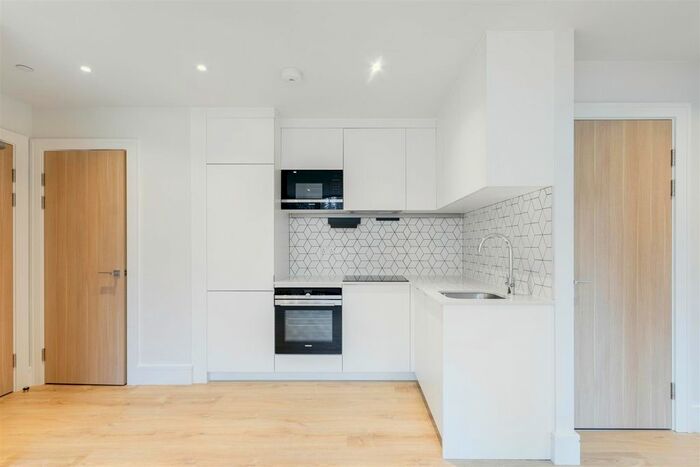 1 Bedroom Flat To Rent In Queens Road, Weybridge, KT13