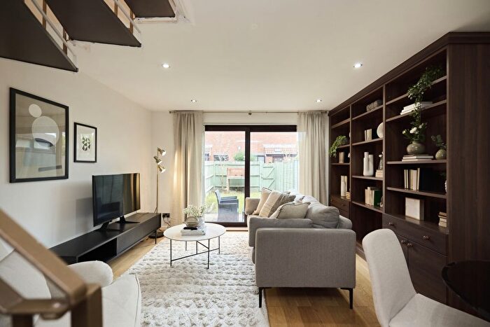 2 Bedroom Town House To Rent In Claire Place, E14