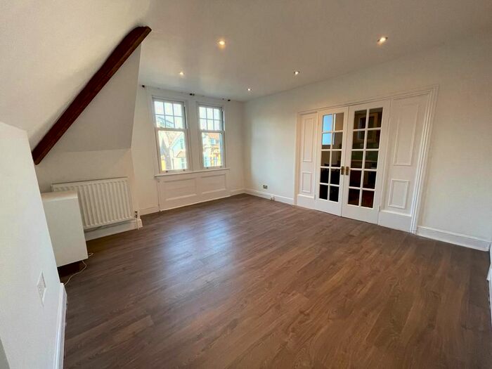 3 Bedroom Flat To Rent In Gleneldon Road, Streatham London, SW16