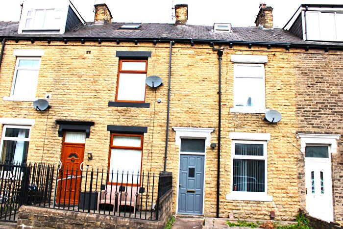 3 Bedroom Terraced House For Sale In Stanmore Place, Bradford, BD7