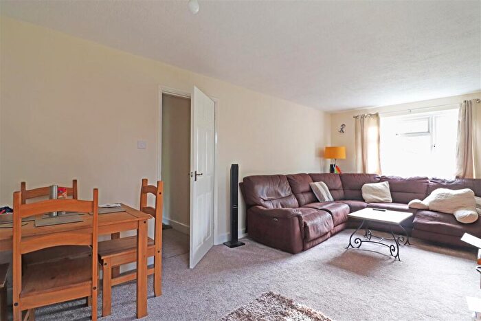 2 Bedroom Flat For Sale In Green Lane, Shipley Bridge, Horley, RH6
