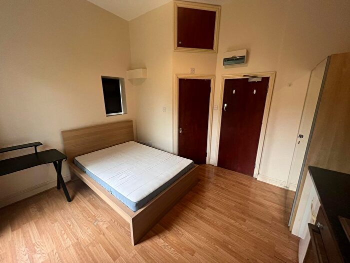 Studio To Rent In Angell Road, London, SW9