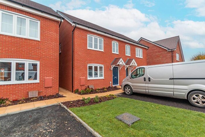 3 Bedroom Semi-Detached House To Rent In Little Elms, Cam, GL11