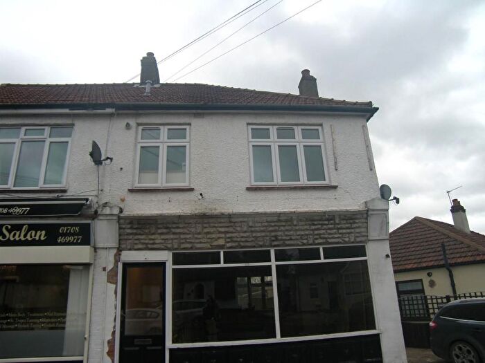 2 Bedroom Flat To Rent In Hillview Avenue, Hornchurch, RM11