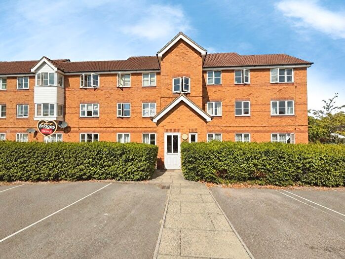 2 Bedroom Flat For Sale In Aspen Grove, Aldershot, Hampshire, GU12