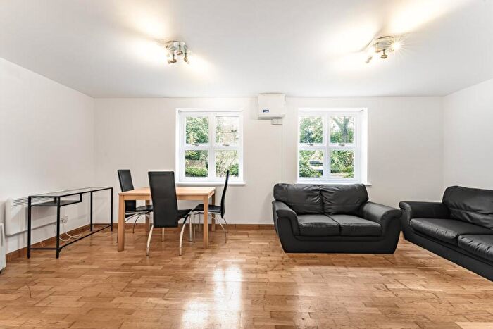 3 Bedroom Flat For Sale In Kenninghall Road, Clapton, E5