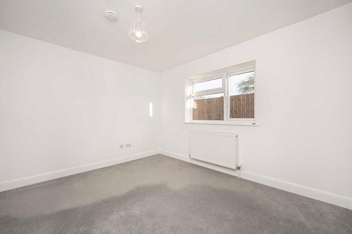 3 Bedroom Flat To Rent In Saxon Drive, London, W3