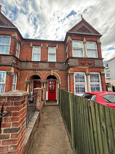 2 Bedroom Flat To Rent In Turners Hill, Cheshunt, EN8