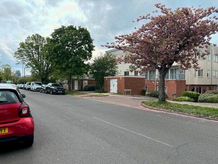 2 Bedroom Flat To Rent In The Avenue, Wembley, HA9