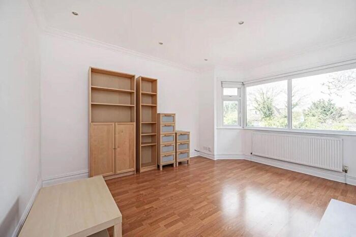 2 Bedroom Apartment To Rent In Finchley Road, Golders Green, London, NW11