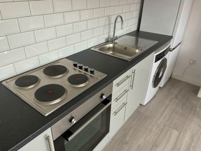 1 Bedroom Flat To Rent In Hallswelle Parade, Finchley Road, London, NW11