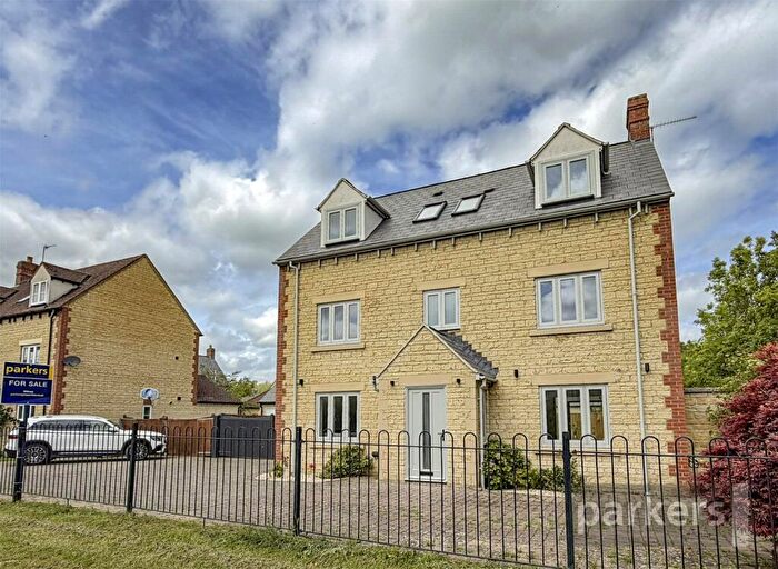 4 Bedroom Detached House For Sale In Cherry Tree Way, Witney, Oxfordshire, OX28