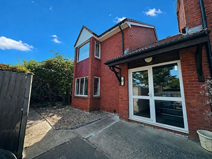 Studio For Sale In Pikestone Close, Hayes, UB4