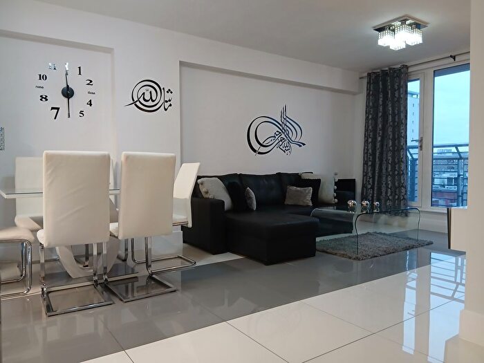 2 Bedroom Flat To Rent In Queen Street, Cardiff, CF10