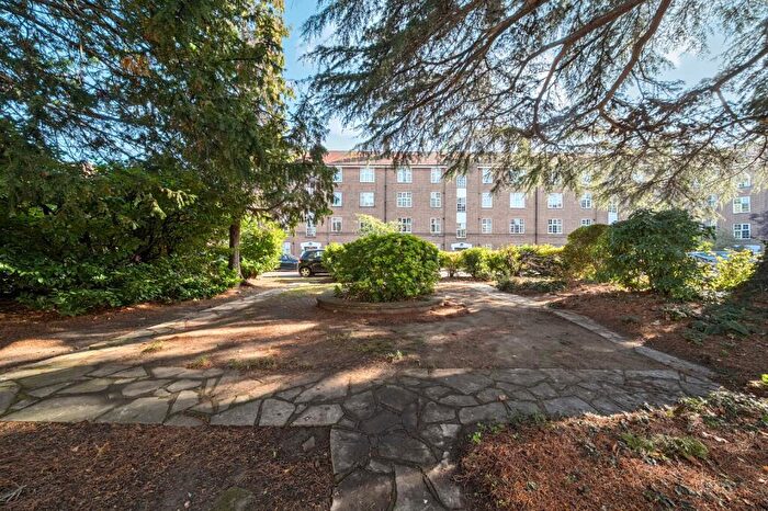 2 Bedroom Flat For Sale In Birkenhead Avenue, Kingston Upon Thames, KT2