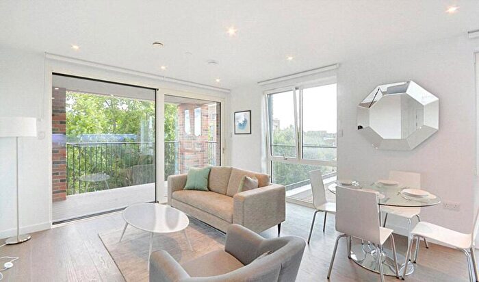 2 Bedroom Flat To Rent In Heygate Street, Elephant And Castle, SE17