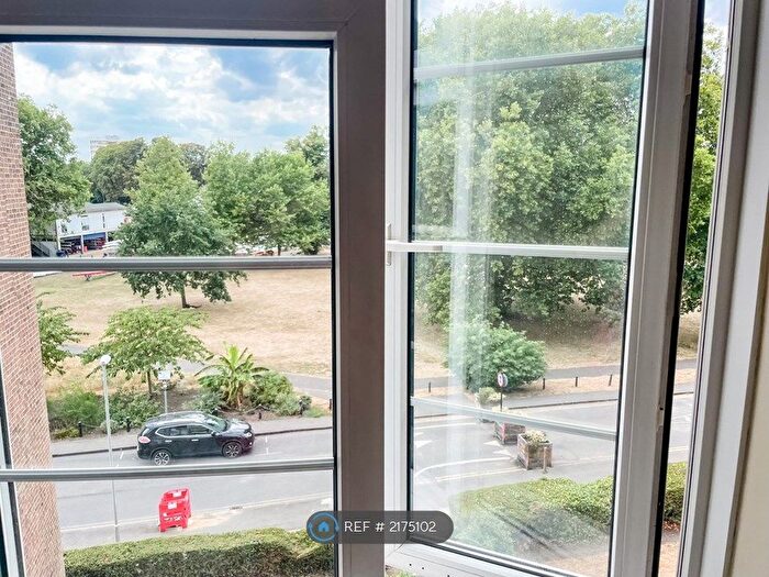 2 Bedroom Flat To Rent In Canbury Court, Kingston Upon Thames, KT2