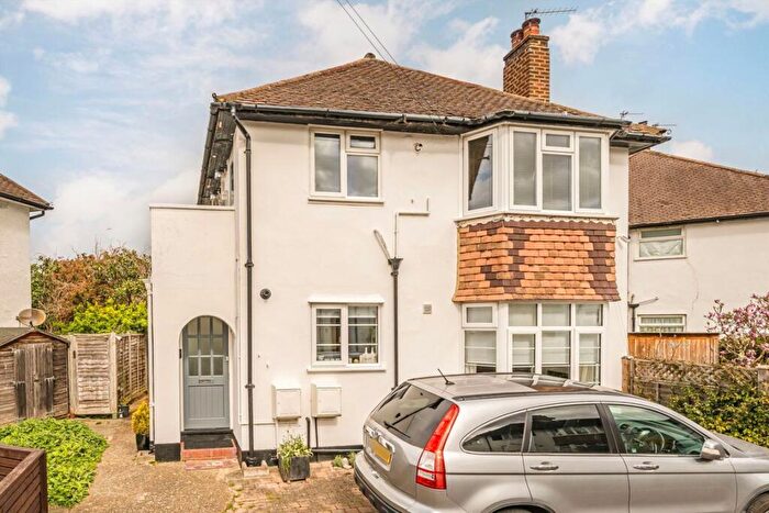 2 Bedroom House For Sale In Grove Close, Kingston Upon Thames, KT1