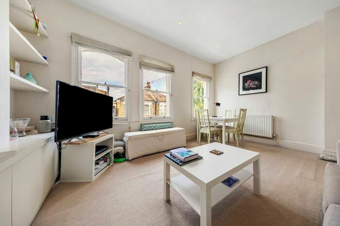 2 Bedroom Flat To Rent In Belleville Road, Between The Commons, London, SW11