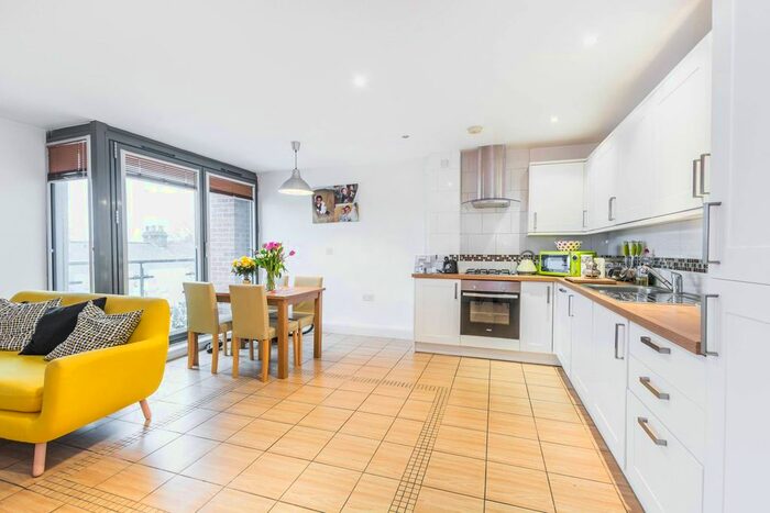 2 Bedroom Flat To Rent In Romford Road, Manor Park, London, E12