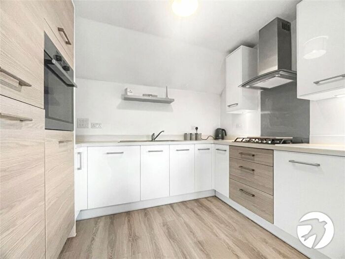 2 Bedroom Flat To Rent In Germander Avenue, Halling, Rochester, Kent, ME2