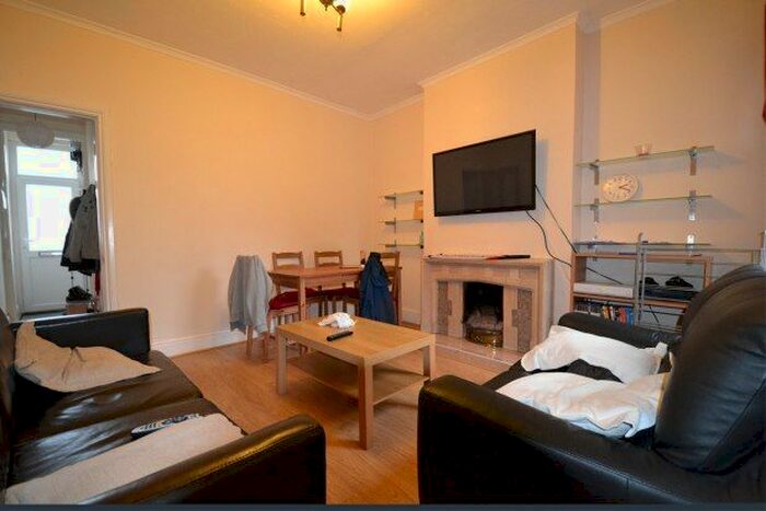 4 Bedroom Terraced House To Rent In Warwards Lane, Birmingham, B29