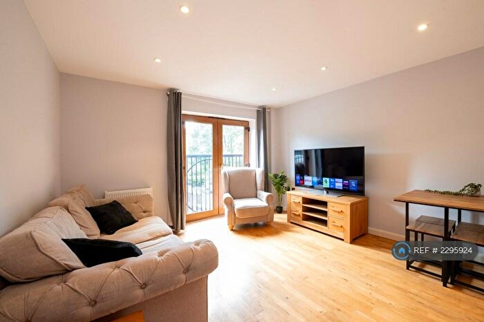 2 Bedroom Flat To Rent In Newbury House, Barnet, EN4