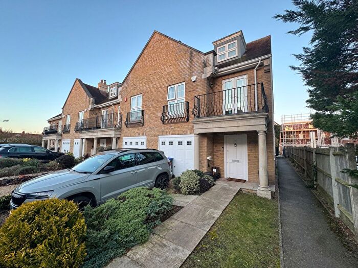 4 Bedroom Semi-Detached House For Sale In Kingsway Mews, Farnham Common, SL2
